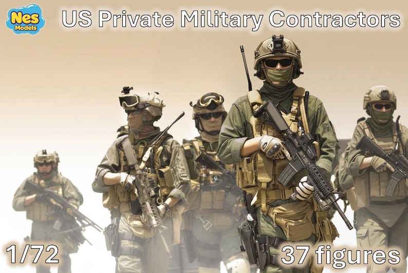 Op de afbeelding: Een set van 37 miniatuurfiguren op schaal 1/72 genaamd US Private Military Contractors van Nes Models, met soldaten in tactische uitrusting, helmen en brillen, gewapend met geweren en gekleed in olijfgroene uniformen in een woestijn.