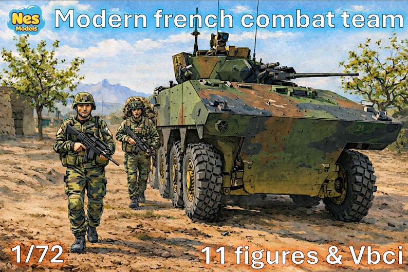 Op de afbeelding: Modelbouwpakket "Modern French combat team" met een militair voertuig en twee soldaten in camouflage-uniformen. De doos bevat de tekst "1/72" en "11 figures & Vbci". De achtergrond toont een woestijnlandschap.