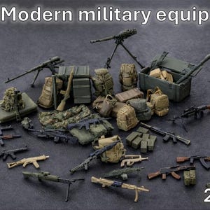 Puede incluir: Conjunto de equipo militar en miniatura, que incluye rifles, mochilas y una ametralladora sobre un tr&iacute;pode. La imagen incluye el texto "Modern military equipment", "1/72" y "2 sets". El conjunto presenta varios tonos de verde, marr&oacute;n y beige.