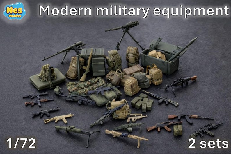 Puede incluir: Conjunto de equipo militar en miniatura, que incluye rifles, mochilas y una ametralladora sobre un tr&iacute;pode. La imagen incluye el texto "Modern military equipment", "1/72" y "2 sets". El conjunto presenta varios tonos de verde, marr&oacute;n y beige.