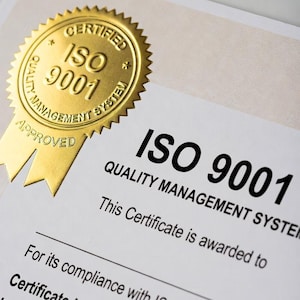 Puede incluir: Un certificado con un sello dorado que dice "Certificado ISO 9001 Sistema de Gestión de Calidad Aprobado". El texto del certificado incluye "ISO 9001 Sistema de Gestión de Calidad" y "Este certificado se otorga a".