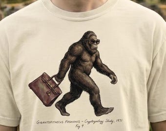 Funny Bigfoot Shirt - Ironic Cryptid Tee - Weirdcore Clothes - Sasquatch Gift for Fashionistas - Vintage 1971 Gigantopithecus Fashionis