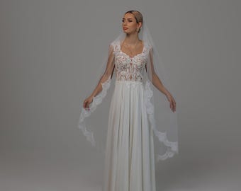 Velo de novia de encaje Chantilly color marfil suave, ribete de encaje parcial, punta de los dedos y catedral