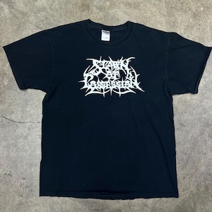 Op de afbeelding: Een zwart T-shirt met korte mouwen en een witte grafische print op de borst. Het ontwerp bestaat uit gestileerde, scherpe, doornachtige letters die de tekst Spawn of Possession vormen in een complex, symmetrisch metal-lettertype.