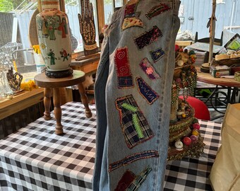 Pantalones vaqueros personalizados con diseño de patchwork loco.