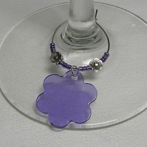 Ciondoli per vino: 6 grandi ciondoli per vino a forma di fiore colorato e trasparente con perline di semi abbinate e perline decorative a forma di fiore in argento su fili d&#39;argento.
