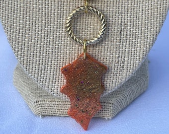 Collar con colgante de arcilla y hojas de naranja: cordón de cuentas, efecto gota de resina