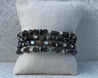 Pulsera de alambre con memoria y cuentas de oro envejecido: púrpura iridiscente