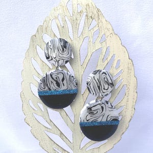 Pendientes: Pendientes de arcilla polimérica con remolinos negros, blancos y negros, y azules brillantes.