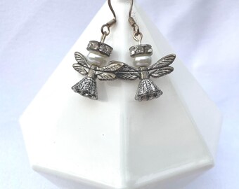 Pendientes: Ángeles de plata con cabezas de perla y halos de diamantes de imitación