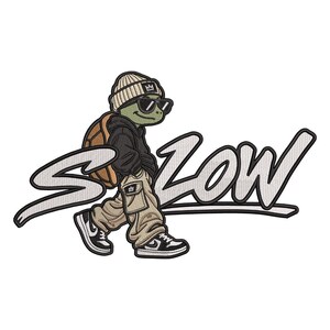 Könnte beinhalten: Ein gestickter Aufnäher mit einer Cartoon-Schildkröte, die eine beige Mütze, eine schwarze Sonnenbrille, einen schwarzen Kapuzenpullover und eine beige Cargohose mit schwarz-weißen Turnschuhen trägt. Das Wort SLOW steht in großen, weiß umrandeten Schreibschriftbuchstaben dahinter.