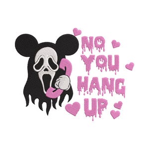 Puede incluir: Un diseño bordado que muestra la silueta negra de una cabeza de ratón con una máscara de fantasma blanca sosteniendo un auricular de teléfono rosa. El texto NO YOU HANG UP aparece en letras rosas que gotean, rodeado de corazones rosas.