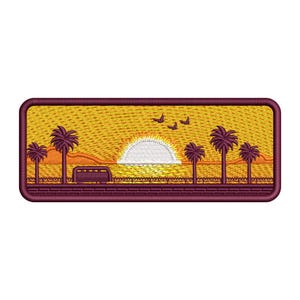 Puede incluir: Parche bordado con una escena de atardecer con palmeras, un banco y pájaros en vuelo. El diseño tiene un cielo degradado amarillo y naranja, un sol blanco y acentos morados. El parche es rectangular con esquinas redondeadas.