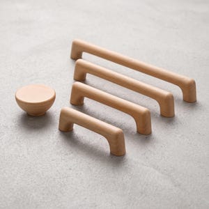 Skåpshandtag och knoppar i bokträ, lådhandtag i trä, moderna köksdetaljer, minimalistiska möbelhandtag, garderobshandtag