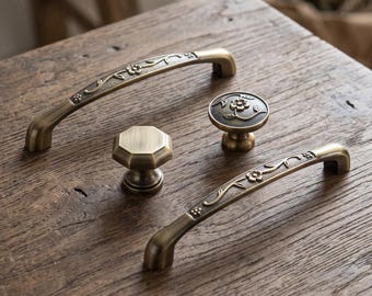 Poignées et boutons de meubles en laiton antique, poignées de tiroir à motifs floraux, quincaillerie vintage pour commode, poignées de meubles de cuisine et d'armoire