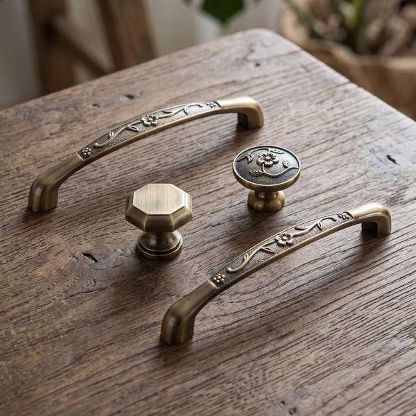 Knoppar och handtag i antik mässing, blommiga lådhandtag, vintage byråbeslag, handtag till köksskåp och garderobsmöbler