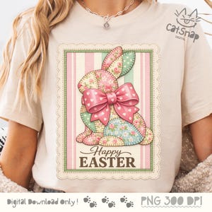 Könnte beinhalten: Beiges T-Shirt mit einem farbenfrohen Osterhasen-Design. Der Hase besteht aus Patchwork-Stoff mit einer rosa Schleife und den Worten "Happy Easter" darunter. Das Design ist mit einem gewellten Rand umrahmt. Der Text "Digital Download Only!" ist ebenfalls vorhanden.