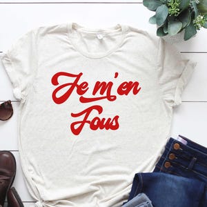 Camiseta "Je m'en fous", camiseta de París, camiseta con cita francesa, camiseta con dicho francés, regalo francés, camiseta de estilo parisino, camiseta estética de moda.