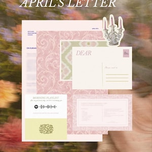 以下が含まれることがあります： 「APRIL'S LETTER」の文字が上部に書かれた、ポストカードや装飾紙などの文房具のコレクション。ピンクとグリーンのフローラルパターンで、「DEAR」と「MORNING PLAYLIST」の文字が見えます。