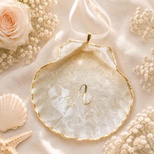 Adorno de concha personalizado con monograma inicial en lámina dorada, temática playera, árbol de Navidad, hogar costero, recuerdo de boda, regalo para damas de honor, vieira