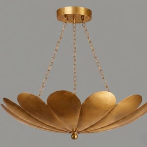 Könnte beinhalten: Eine goldfarbene, blütenblattförmige Hängelampe mit einer zentralen Kugel und Hängeketten. Die Leuchte hat eine kreisförmige Deckenhalterung und ein geschichtetes Design, das ein blumenartiges Aussehen erzeugt. Die Metalloberfläche hat einen warmen, antiken Look.
