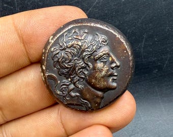 Antike griechische Bronzemünze: Seltenes altes Artefakt mit detailreichem Portrait