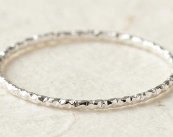 Anillo ultrafino de plata de ley 925, anillo apilable martillado, alianza minimalista de plata, anillo delicado para el día a día, regalo para ella, regalo para el Día de la Madre
