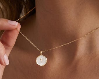 Collar con cruz de oro delicado / Colgante hexagonal de nácar / Joyería cristiana minimalista / Regalo significativo para el Día de la Madre y para damas de honor