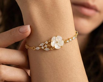Pulsera delicada de flores de nácar, pulsera de cadena floral dorada, regalo para damas de honor, regalo del Día de la Madre, regalo de aniversario para la esposa