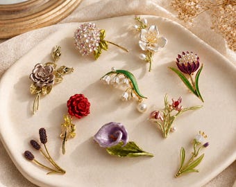Broche vintage de flores esmaltadas, broche floral de perlas, regalo para el Día de la Madre, regalo para proponer damas de honor, joyería botánica de hortensias, lirios y rosas.