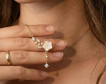 Delicado collar de flores de nácar, collar con colgante floral dorado, collar de novia, regalo para damas de honor, regalo para el Día de la Madre.