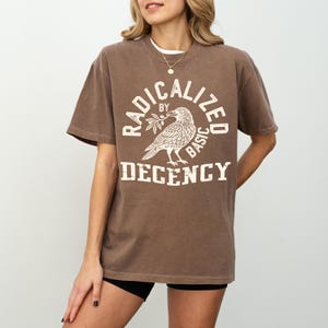 Comfort Colors® Radicalized By Basic Decencyシャツ、アクティビストTシャツ、ヴィンテージレイブングラフィックTシャツ、社会正義衣料、リベラルギフト