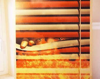 Póster vintage firmado por Mirko Ilić, titulado "(Detrás de las) Persianas", una pieza de coleccionista.