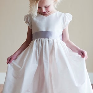 Die Handgefertigte Nach Maß 'Albion' Erstkommunion Kleid und Blumenmädchen Kleid zur Verfügung in Elfenbein und Weiß