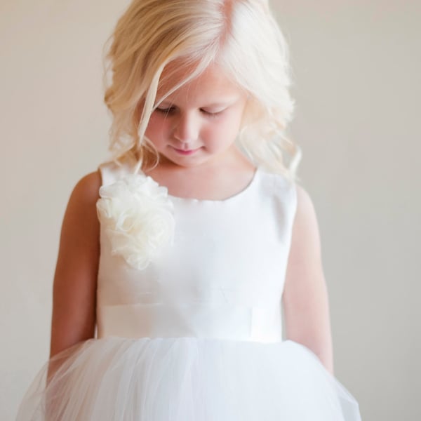 Vestido de Niña Florista de Seda Peonía Hecho a Mano a Medida en Marfil y Blanco con Falda Completa de Tul