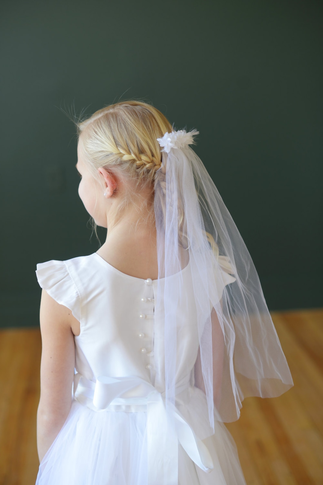 Velo de primera comunión hecho a mano en blanco y marfil con velo de tul y  clip floral México