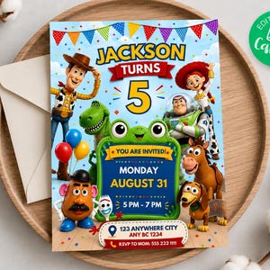 Pode incluir: Um cartão de convite de aniversário com personagens de Toy Story como Woody, Buzz Lightyear, Jessie, Rex, Sr. Cabeça de Batata, Slinky Dog, Bullseye e Forky. O texto diz Jackson Turns 5, You Are Invited, Monday August 31, 5 PM - 7 PM.