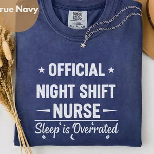 公式夜勤看護師シャツ、面白い夜型看護師Tシャツ、看護学生へのギフト、RN/LPN ICU ER看護師アパレル、レトロなバーシティ看護Tシャツ