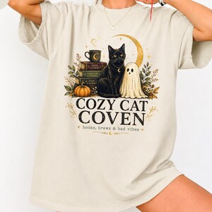 Mysig katt Coven-skjorta, svart katt-spök-t-shirt, mörk akademisk Halloween-t-shirt med komfortfärger, bokälskare-kaffepresent till läskiga läsare