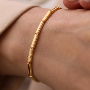 Pulsera rectangular de oro de 14k: estilo minimalista moderno.