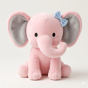 K&ouml;nnte beinhalten: Ein rosa Pl&uuml;schelefant-Spielzeug mit grauen Innenohren und schwarzen Augen. Eine hellblaue Schleife ist oben auf dem Kopf befestigt. Der Elefant sitzt mit ausgestreckten Beinen und seinem gerollten R&uuml;ssel.