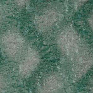 Könnte beinhalten: Nahtloses Muster aus grünem Stoff mit floralem Design. Das Muster zeigt ein sich wiederholendes Motiv aus Rosen und Blättern, wodurch ein strukturiertes Aussehen entsteht. Der Stoff hat einen dezenten Glanz, der dem Design Tiefe verleiht.