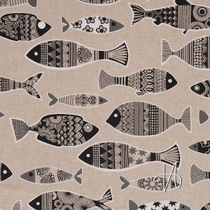 Op de afbeelding: Een beige stof met een herhaald patroon van gestileerde vissen in zwart en wit. De vissen variëren in grootte en ontwerp, met ingewikkelde patronen en details. Het algehele ontwerp is een grillig en decoratief textiel.