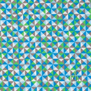 Könnte beinhalten: Stoff mit geometrischem Muster aus Dreiecken in Blau, Grün, Grau und Weiß. Das Design ist ein sich wiederholendes Mosaik aus Formen, das eine dynamische Oberfläche erzeugt. Geeignet für Patchwork oder Bastelprojekte. Das Muster ist optisch ansprechend.