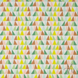 Könnte beinhalten: Ein Stoff mit einem sich wiederholenden Muster aus bunten Dreiecken. Die Dreiecke sind in Grün-, Gelb-, Braun- und Pfirsichtönen auf einem weißen Hintergrund angeordnet. Das geometrische Muster eignet sich für Bastelprojekte und Textildesign.
