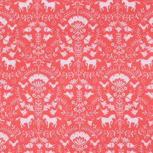 Könnte beinhalten: Ein sich wiederholendes Muster aus weißen Pferden, Hühnern, Kaninchen und floralen Elementen auf korallenrotem Hintergrund. Das Design hat einen Folk-Art-Stil mit stilisierten Illustrationen und symmetrischen Anordnungen. Der Stoff ist wahrscheinlich Baumwolle oder ein ähnliches Material.