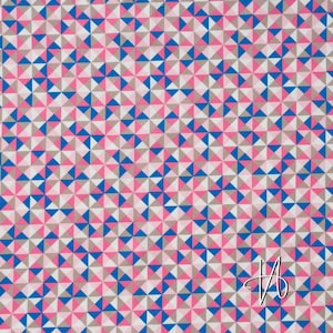 Könnte beinhalten: Ein Stoff mit einem sich wiederholenden geometrischen Muster aus Dreiecken in Rosa, Blau, Grau und Weiß. Die Dreiecke sind in einem dichten, flächendeckenden Design angeordnet, wodurch eine visuell komplexe Textur entsteht. Der Gesamteffekt ist modern und grafisch.