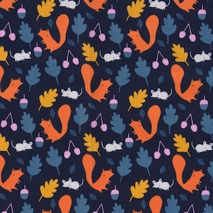 Op de afbeelding: Set van drie keramische mokken met een gespikkelde, crèmekleurige glazuur. Elke mok heeft een handgeschilderd bloemmotief in blauw, groen en geel. De mokken hebben een eenvoudige, afgeronde vorm en een oor.