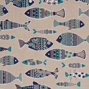 Può includere: Tessuto beige con un motivo ripetuto di pesci stilizzati nei toni del blu navy, verde acqua e bianco. I pesci presentano disegni intricati, creando un tema nautico o costiero.