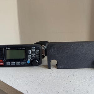 Puede incluir: Un juego de tres tazas de cerámica con un esmalte moteado de color crema. Cada taza presenta un diseño pintado a mano diferente: una hoja azul y verde, una flor amarilla y una baya roja. Las tazas tienen un diseño simple y moderno.